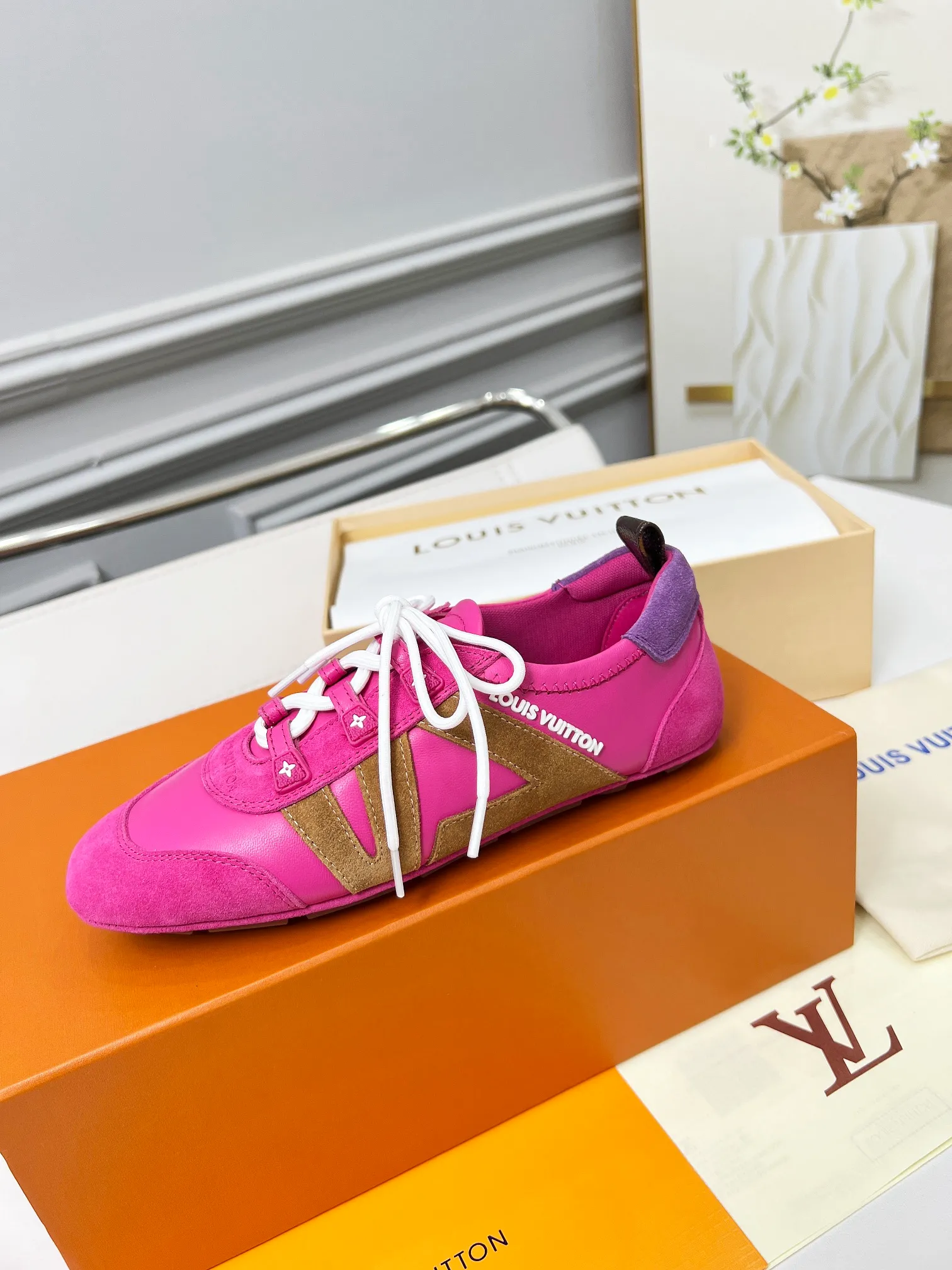 👟👟Ex-factory price 600👟👟 LV Sneakerina ballet-style sneakers are made of soft sheepskin and suede cow leather trimmings, and Monogram canvas is used to write the LV letters on the side, combining the light structure of ballet shoes with the comfortable texture of sneakers. Sacchetto craftsmanship and an injection-molded outsole complete the package, allowing for flexibility in a variety of looks. Code number: 35~41, colors are being updated...